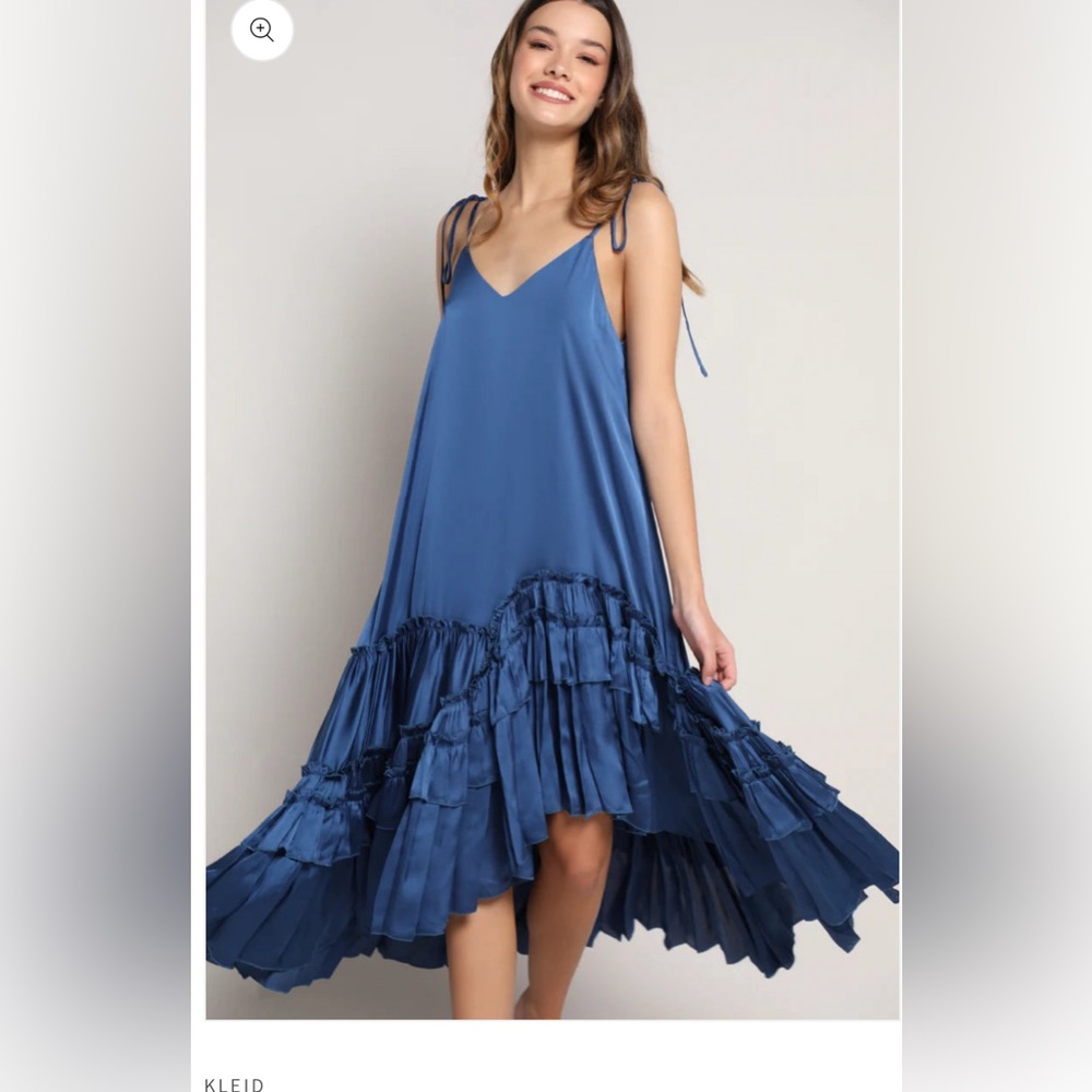 Just worn once-ties at the shoulder-fun flowy dress